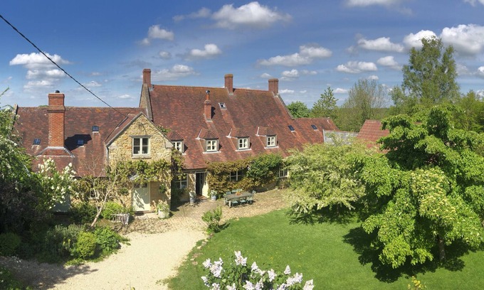 Blackford Casa | Large gentrified farmhouse nr trendy Bruton, 8 bedrooms, wild swimming, sauna.
