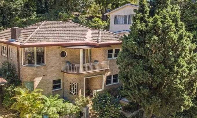 Gosford Casa | Large gracious Art Deco house private & conveniently located. Sleeps 12