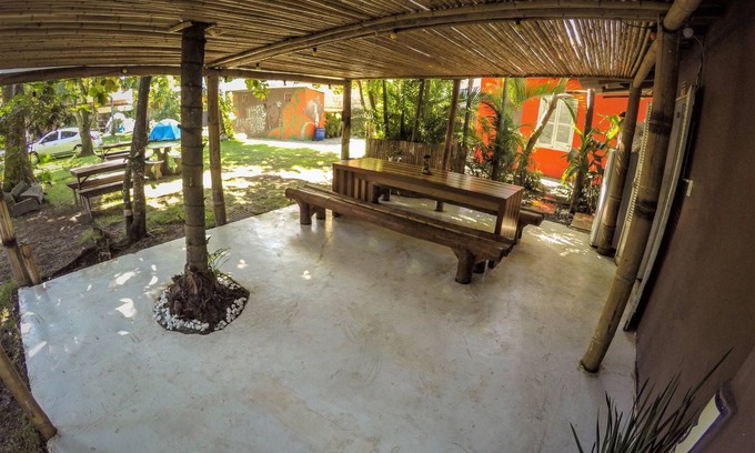 Saco da Capela Casa | Gran grupo de casas en la avenida principal de la isla, al lado del Seaclub