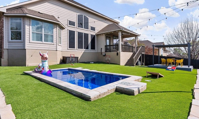 Round Rock Casa | Large Group Oasis: Pool, Arcade Games, Turf, min to Kalahari and Dell Diamond