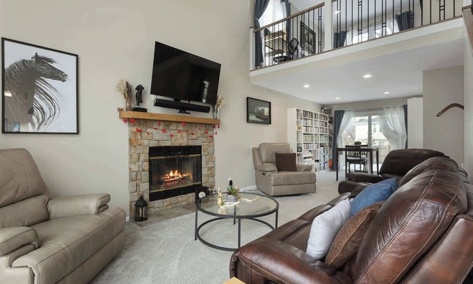 Olathe Casa | Large Groups|Sleeps 12+KingBeds Mins to GEHA