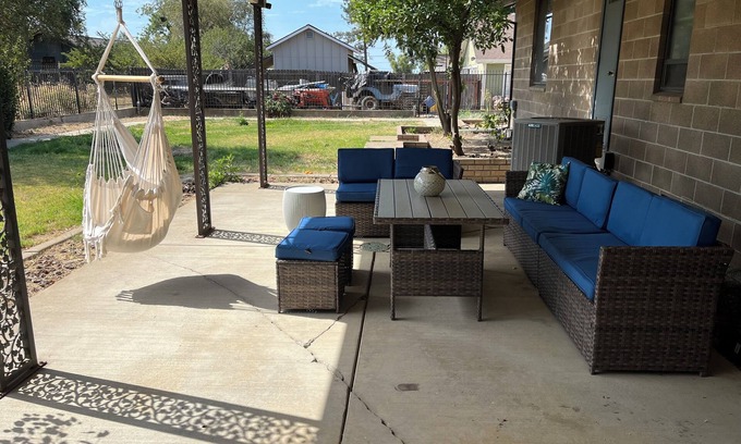 West Sacramento Casa | Large guesthouse in W. Sacramento with AC, WiFi. 15 Mts to Davis and downtown