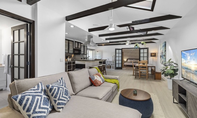 Westchester Casa | Large Hidden Private Backhouse LAX Vaulted Ceiling