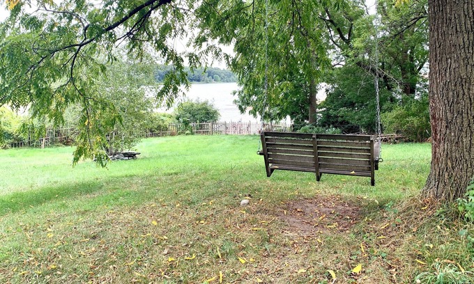 Warwick Apartamento | Large Historic Farm House on lake
