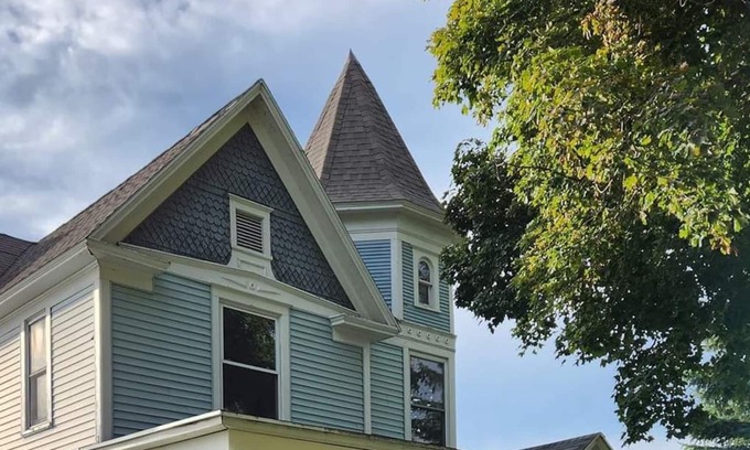 Lake City Casa | Gran cabaña victoriana histórica remodelada con vistas panorámicas del lago Missaukee