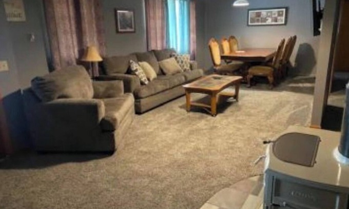 Agra Casa | Large home 2 living rooms, 4 bedrooms. Near lakes and great hunting and fishing.
