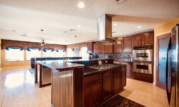 Sunrise Manor Casa | LARGE HOME/24MIN TO STRIP/KING BEDS/POOL/HIKINGTRAILS/CITY&MOUNTAIN VIEWS