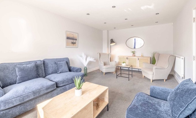 Langley Marish Casa | LARGE HOME - 4 BED/3 BATH & DRIVEWAY PARKING