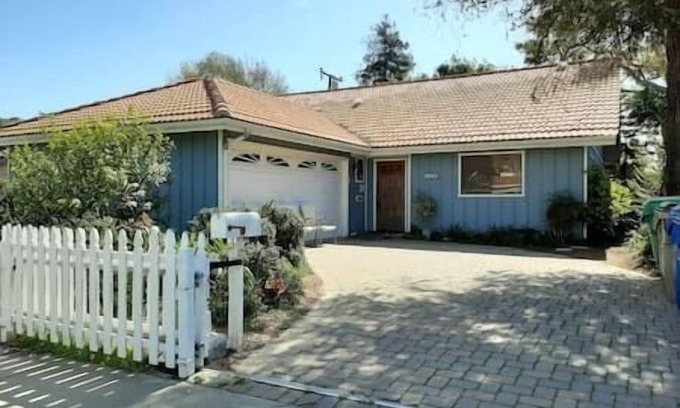 West Mesa Casa | Large home, 4Bdrms, parking. 1 block Mall, near Park-Ocean steps, 5 min Dwntn SB