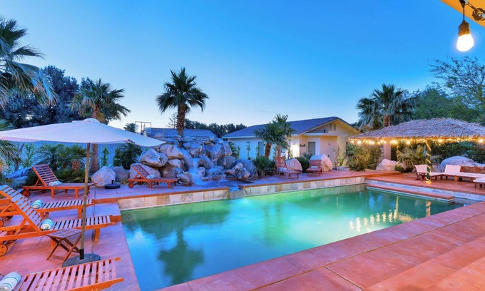 Desert Hot Springs Casa | Large home +>acre compound, sleeps 20,pickle +basketball,15 mins to PS,billiards