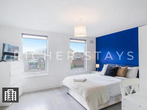 Stratford Casa | Large Home for Contractors & Families - Garden & Amenities