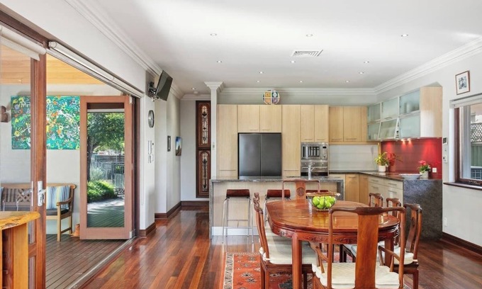 Applecross Casa | Large Home in Applecross with secure yard - single level, parking