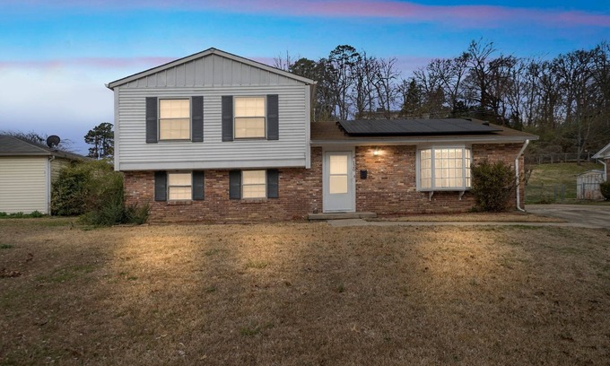 Little Rock Casa | Large Home Sleeps 11 Adults. Great for Contractors