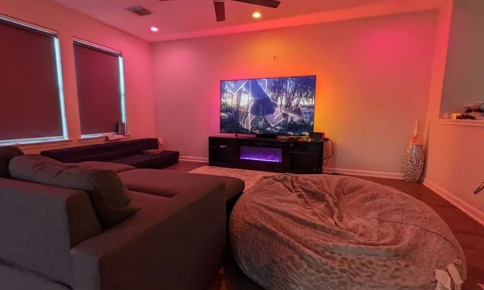 Southeast Houston Casa | Large Home! Theater + Ambient Living Room Near NRG.