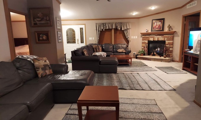 Baraboo Casa | Large home to gather with friends and family. 4 min from Devils Lake State Park