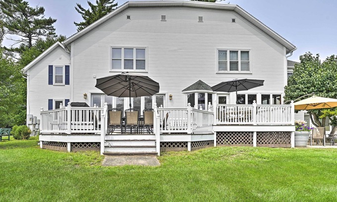 Wisconsin Dells Cabaña | Large Home w/ Indoor Basketball Court + Game Room!