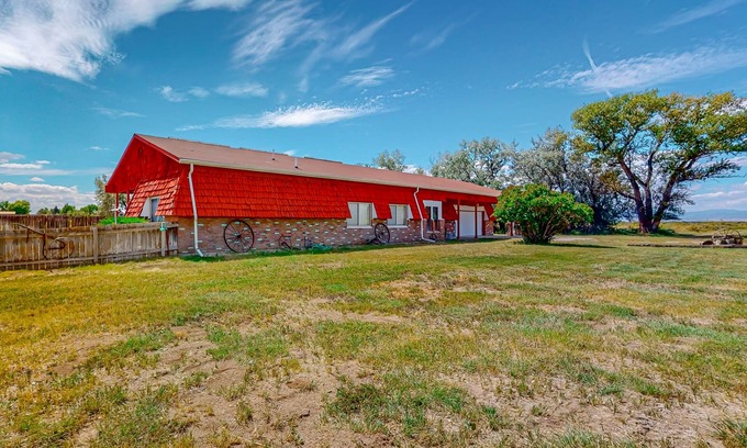 Alamosa Casa | Large home with western-theme, wood-burning fireplace- dog-friendly