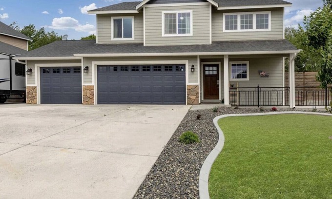 Highland Casa | Large Home, Yard & 3 Car Garage 4/3 - #5204