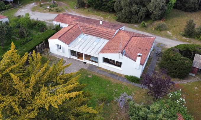 Saint-Hilaire-de-Riez Casa | Amplia casa rodeada de pinos