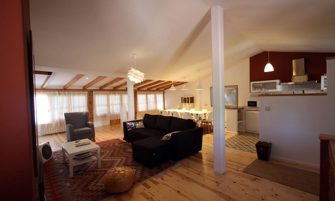 Albelda de Iregua Casa | Casa grande con tres habitaciones, cocina completamente equipada y con jardín