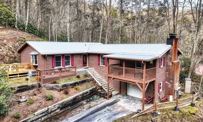Foscoe Casa | Large House, Fireplace -Near Sugar and Grandfather Mountain & downtown Boone, NC