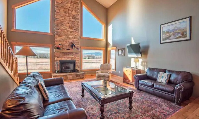 Victor Casa | Large House, Hot Tub, and Views