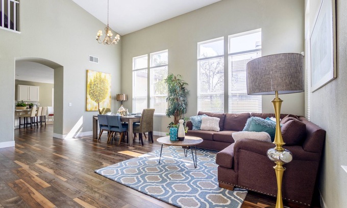 Elk Grove Casa | Casa grande en un nuevo vecindario seguro, perfecto para una gran reunión