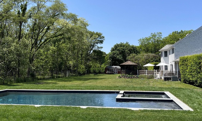 Brookhaven Casa | Large House in Brookhaven Hamlet