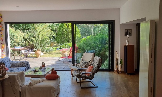 Angoulins Casa | Large house in wooded garden 500 m from the beach
