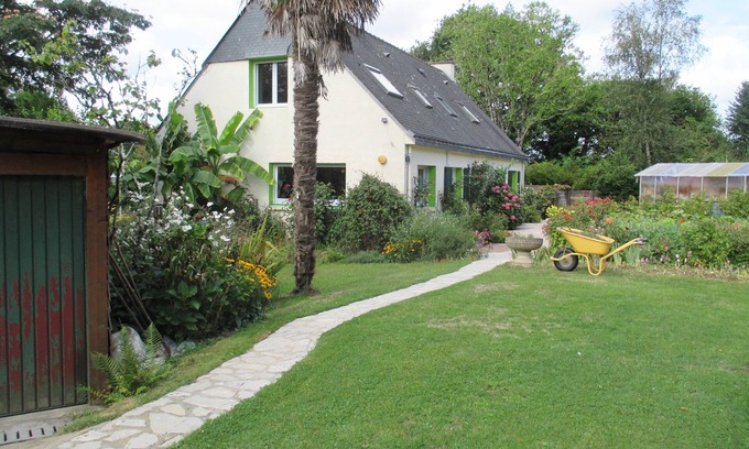 Calan Casa | Gran casa de 185 m², terraza, gran jardín con árboles y flores bordeadas por un arroyo.