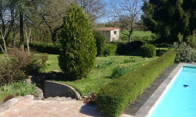 Jousse Casa | Amplia casa de dos plantas con piscina y jardines.