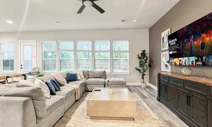Dallas Casa | Large House | Sleeps 12 Guests | Near City Center