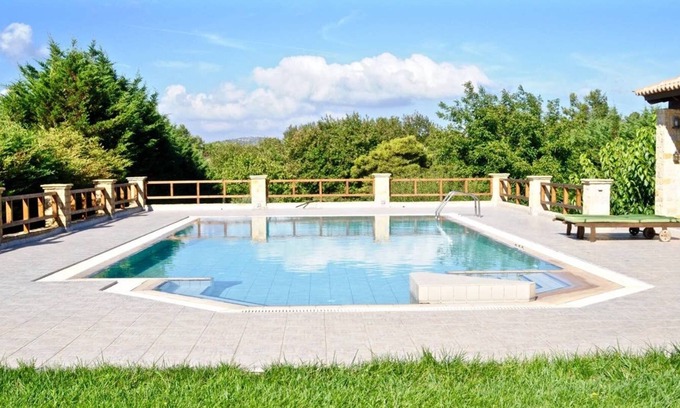 Oropos Casa | Gran casa con piscina y jardín, cerca de Atenas y la playa.