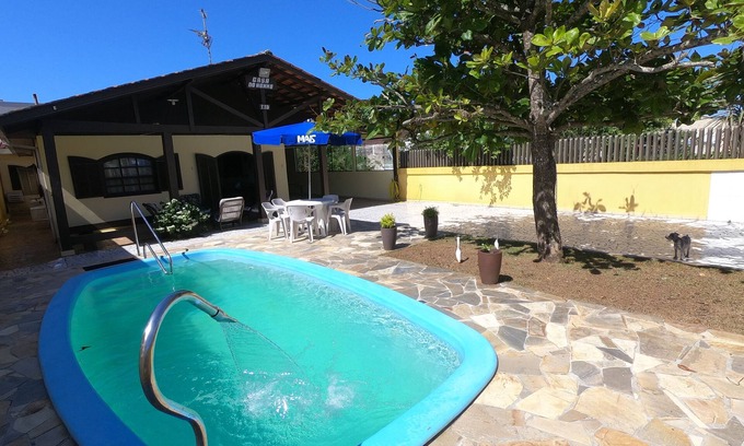 Guaratuba Casa | Casa amplia con piscina cerca de la playa