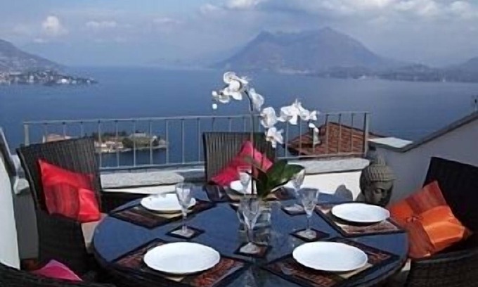 Someraro Casa | Casa grande con solárium en la azotea y vistas al lago