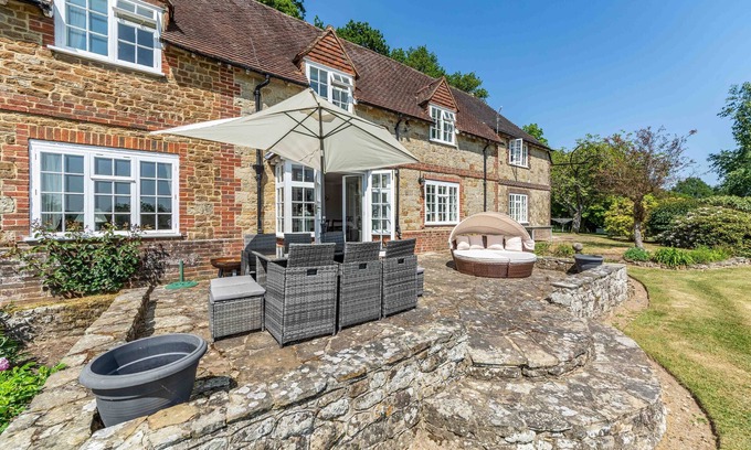 Woolbeding Casa | Large House With Tennis Court and Games Room!