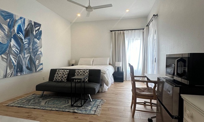 Palm Desert Apartamento | Large King Bedroom with Private Entrance Attached to Full Home Palm Desert, CA.