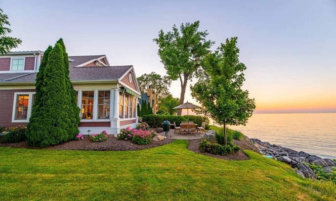 Huron Casa | Large Lakefront 6 bedroom Huron home