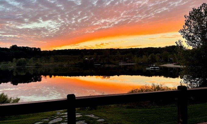 Cascade Casa | Large lakefront Cabin w/ year-round activities & enough beds for everyone!