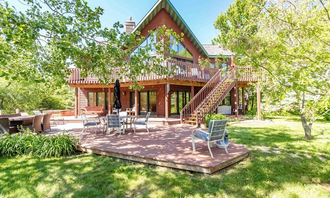 Big Bay Casa | LARGE LAKEFRONT HOME ON LAKE PETENWELL WITH VOLLEYBALL COURT *NEW DISCOUNTED WINTER RATE*