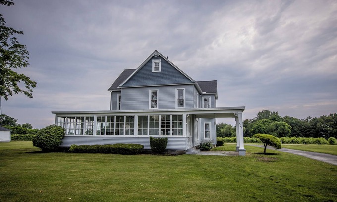 North East Otro | Large Lakeside Farmhouse Vineyard Escape in the heart of wine country!
