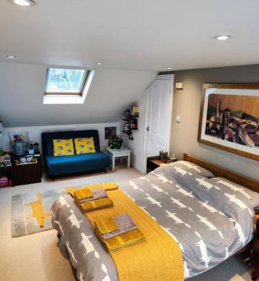 Brighton Casa | Large light loft room - en suite