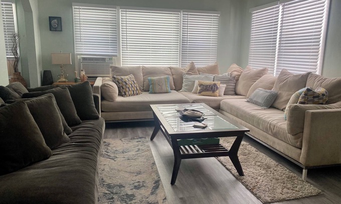 Lake Worth Casa | Large Living Room-Driveway-Fenced Backyard-5 min to Beach-Patio Firepit Grill