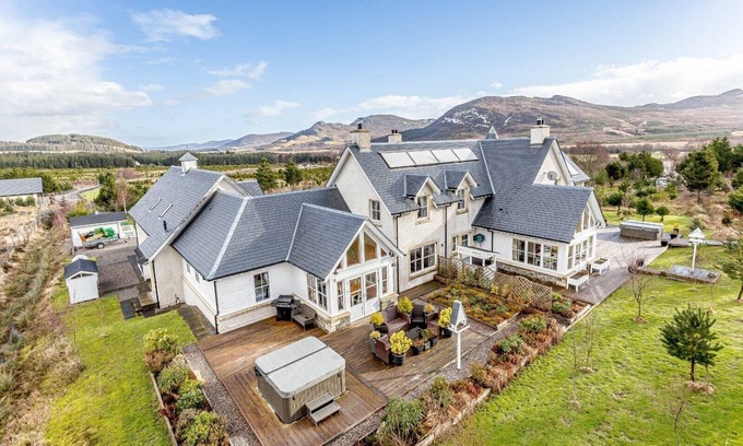 Loch Ness Casa | Large Loch Ness Country House with Hot Tubs, Sauna, and beautiful views.