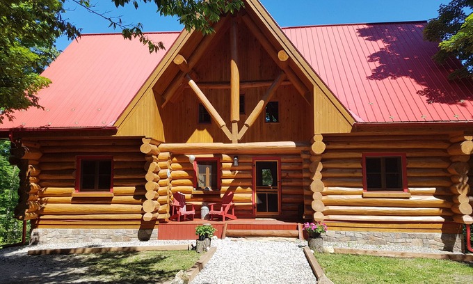 Frontenac Cabaña | Large log home in private bay on Rideau Lakes near Kingston+1000 Islands