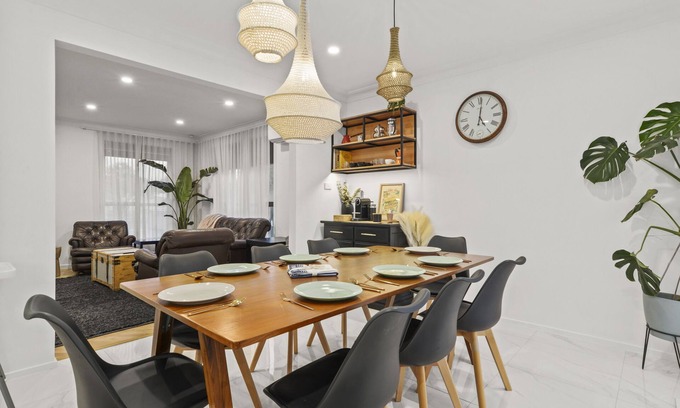 Tullamarine Casa | Large luxurious home - 5min to Airport, 16min to City