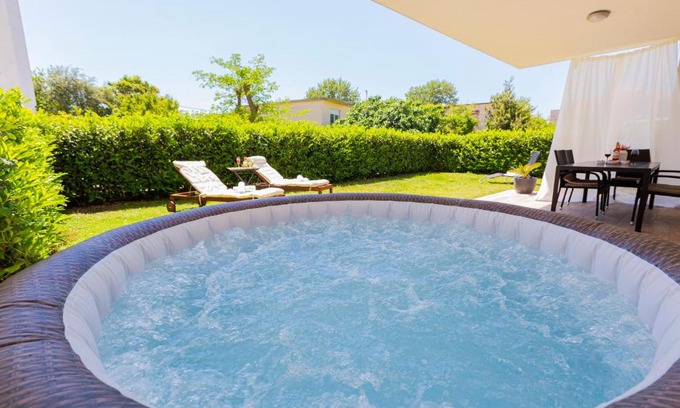 Podstrana Apartamento | Large luxury beach appartment with hot tube