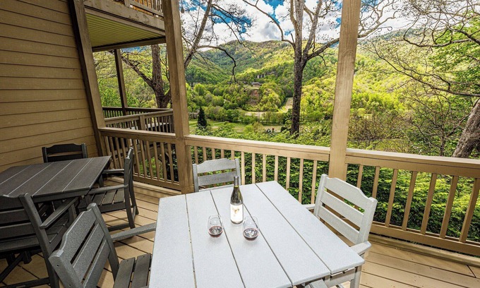 Whittier Condominio | Large, Luxury Condo in Gated Community with Mountain & Golf Course View