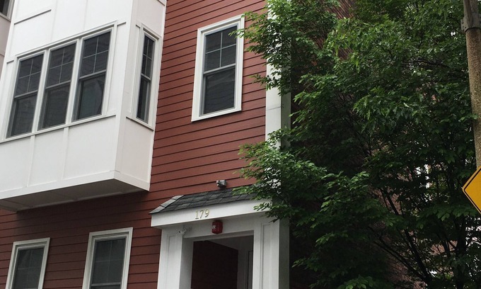 South Boston Casa | Gran condominio de lujo / Townhouse Center of South Boston con estacionamiento gratuito