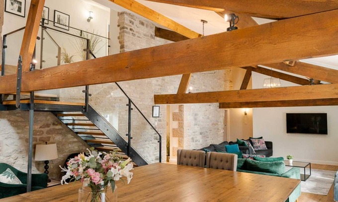Newton Grange Casa | Large luxury farmhouse retreat situated in a rural hamlet, perfect for large gatherings of up to 50
